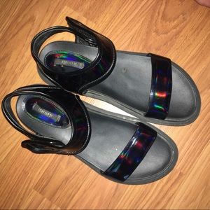 Black holographic salndals